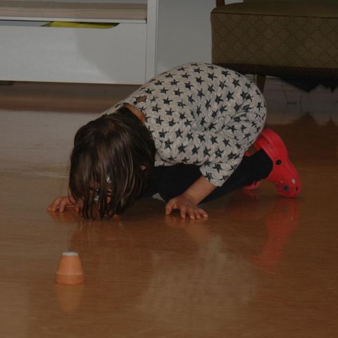 Kind beim Schnüffelspiel Kind beim Schnüffelspiel